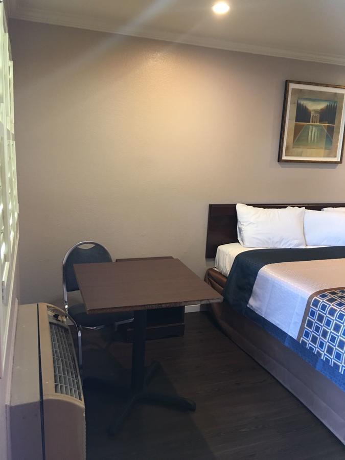 Royal Palace Inn เดลีซิตี ภายนอก รูปภาพ